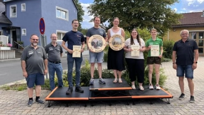 Auf dem Bild die Bürgerkönige und deren 1. und 2. Ritter von links nach rechts: 1. Vorsitzender Andreas Michl, 1. Schießleiter Adrian Haider, Franz Rickauer, Bürgerkönig Felix Wegmann, Bürgerkönigin Christina Heinl, Lisa Sommer, Katrin Meyer und 1. Bürgermeister Hubert Kraus. Auf dem Bild fehlt Mario König. (Bild: Josef Maschauer)