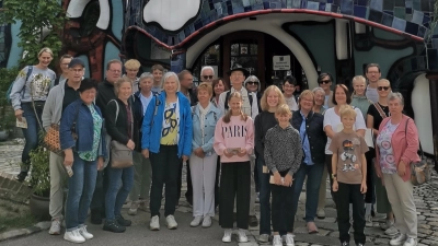 Die Besuchergruppe vor dem Kuchelbauer Kunsthaus. (Bild: Annemarie Mösbauer)