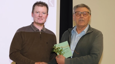 Josef Häckl trat nach 25 erfüllten und engagierten Jahren als Vereinsleitung nicht mehr zur Wahl an. Bei der Jahreshauptversammlung übergab er die Satzung des Vereins, die aus dem Jahr 1957 stammt, an seinen Nachfolger Florian Frank. (Bild: Werner Rupprecht)