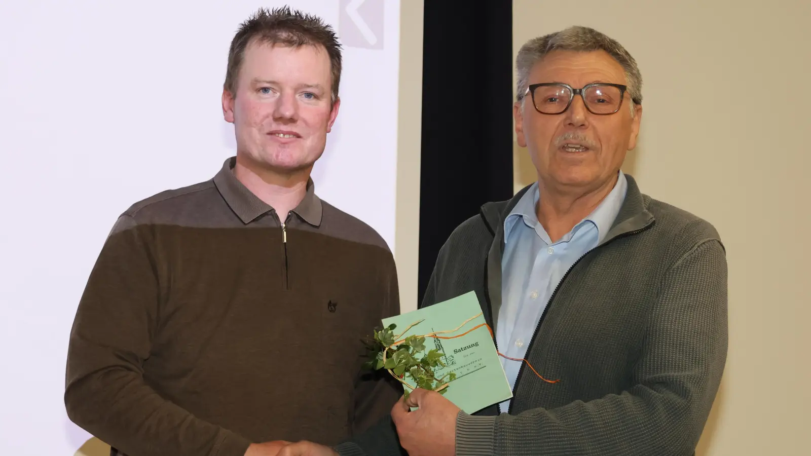 Josef Häckl trat nach 25 erfüllten und engagierten Jahren als Vereinsleitung nicht mehr zur Wahl an. Bei der Jahreshauptversammlung übergab er die Satzung des Vereins, die aus dem Jahr 1957 stammt, an seinen Nachfolger Florian Frank. (Bild: Werner Rupprecht)