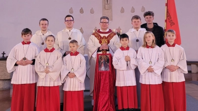 Die sechs neu aufgenommenen Ministranten zusammen mit den Gruppenleitern, Oberministranten und dem Bannerträger. (Bild: Adalbert-Nico Harrer)