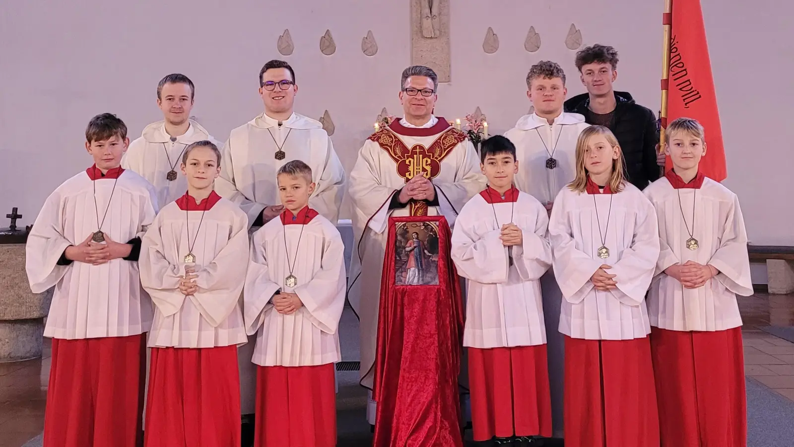 Die sechs neu aufgenommenen Ministranten zusammen mit den Gruppenleitern, Oberministranten und dem Bannerträger. (Bild: Adalbert-Nico Harrer)