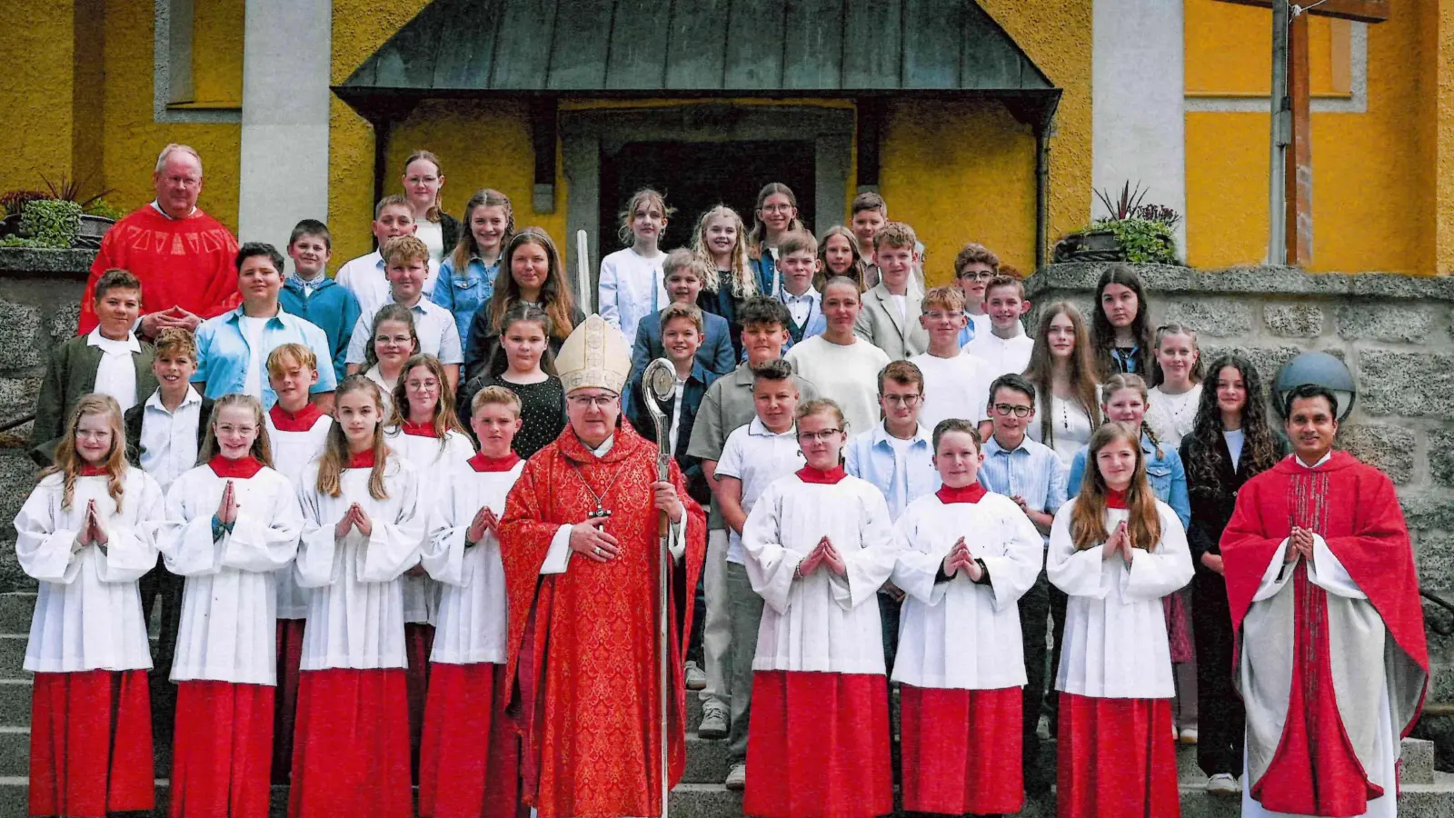 Die Firmlinge der Pfarreiengemeinschaft St. Michael Wiesau und St. Pankratius Falkenberg mit Hwst. H. Diözesanbischof Rudolf Voderholzer, Pfarrer Markus Nees und Pfarrvikar P. James George. (Bild[M]: Jennifer Hankl)