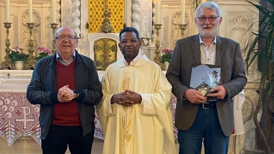 Stadtpfarrer P. Georg Parampilthadathil mit Katechist Klaus Summer und Kirchenmusiker Tobias Weber. (Bild: Katrin Zimmermann)