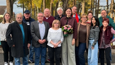 Die neue Vorstandschaft, mit Sarah Lehner (mit Blumen) (Bild: Gerald Bolleininger)