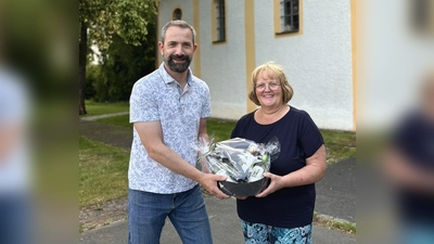 Übergabe des Geschenks vom 1.Vorstand Thomas Häusler an Hermine Lindner  (Bild: Maria Leckert)
