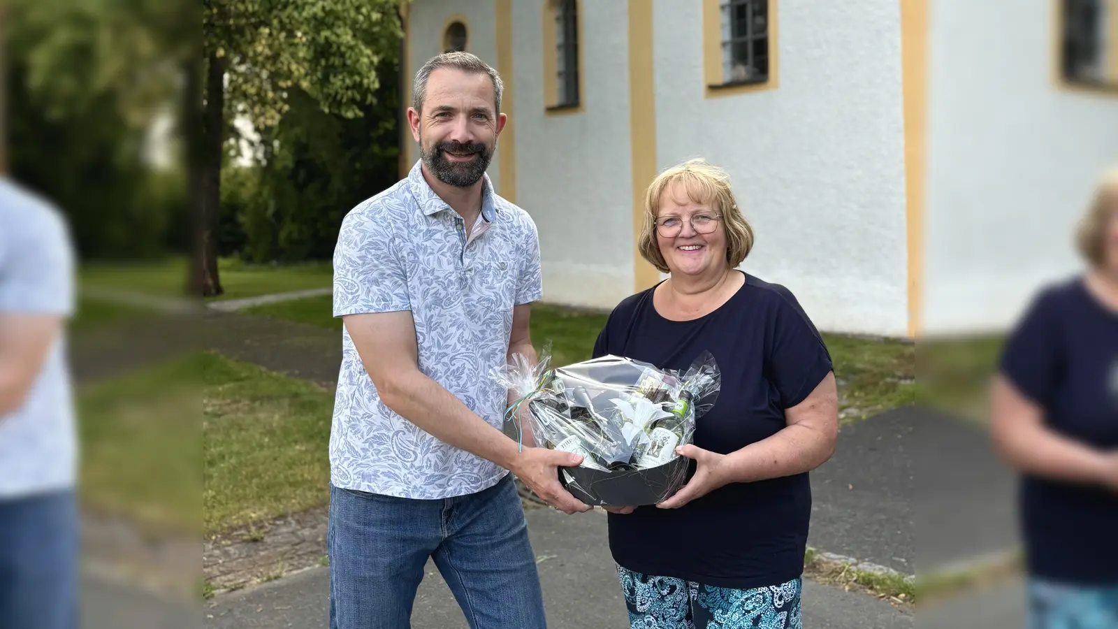 Übergabe des Geschenks vom 1.Vorstand Thomas Häusler an Hermine Lindner  (Bild: Maria Leckert)