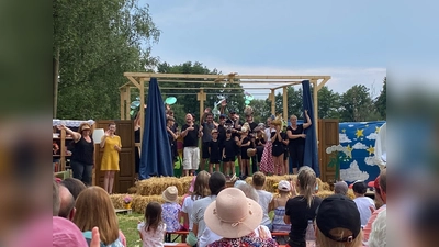  Jubel vor und auf der Bühne bei der Aufführung der „Nourucka“ beim Kleinen Ich bin Ich. (Bild: Tom Fenk)