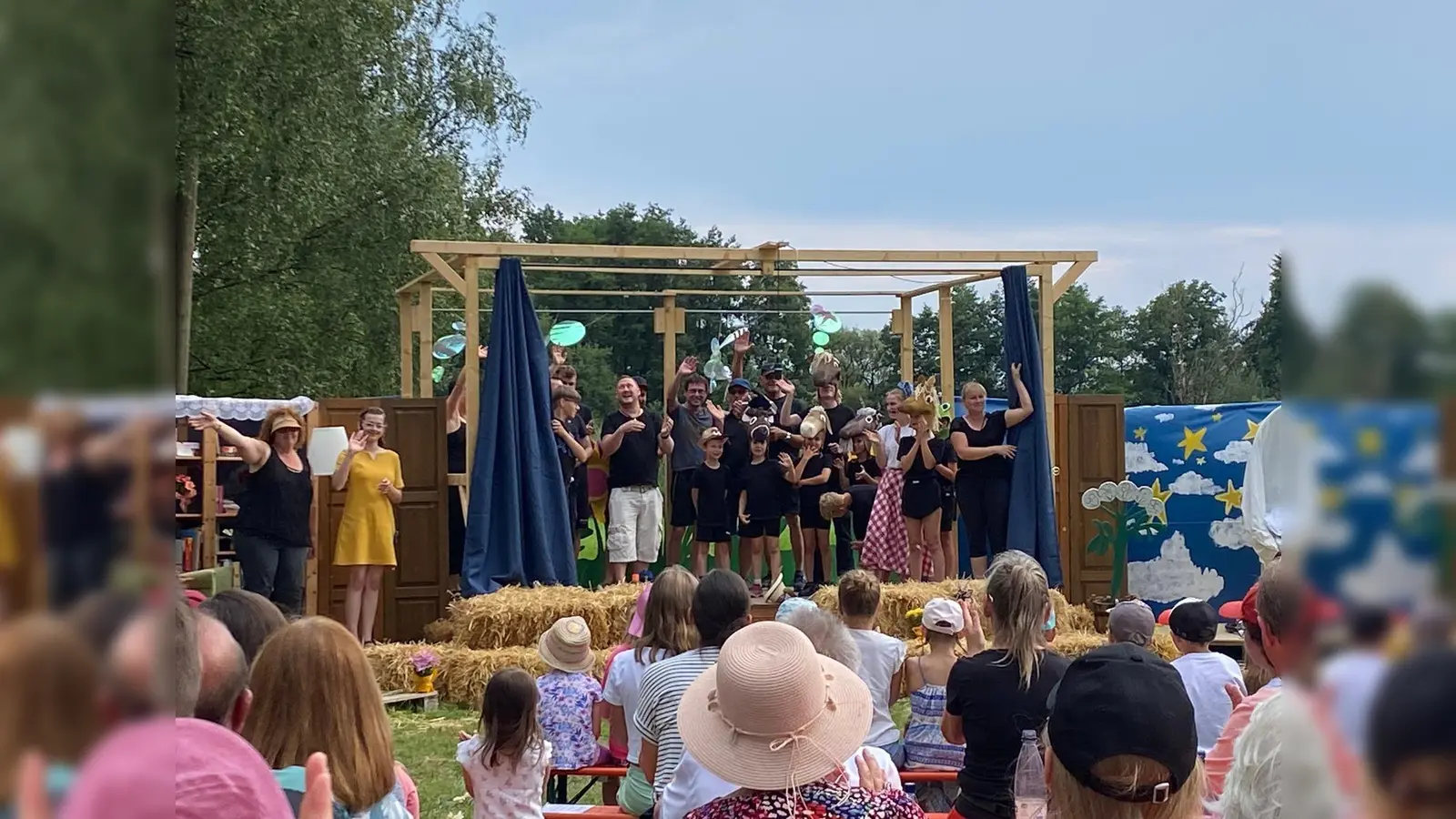  Jubel vor und auf der Bühne bei der Aufführung der „Nourucka“ beim Kleinen Ich bin Ich. (Bild: Tom Fenk)