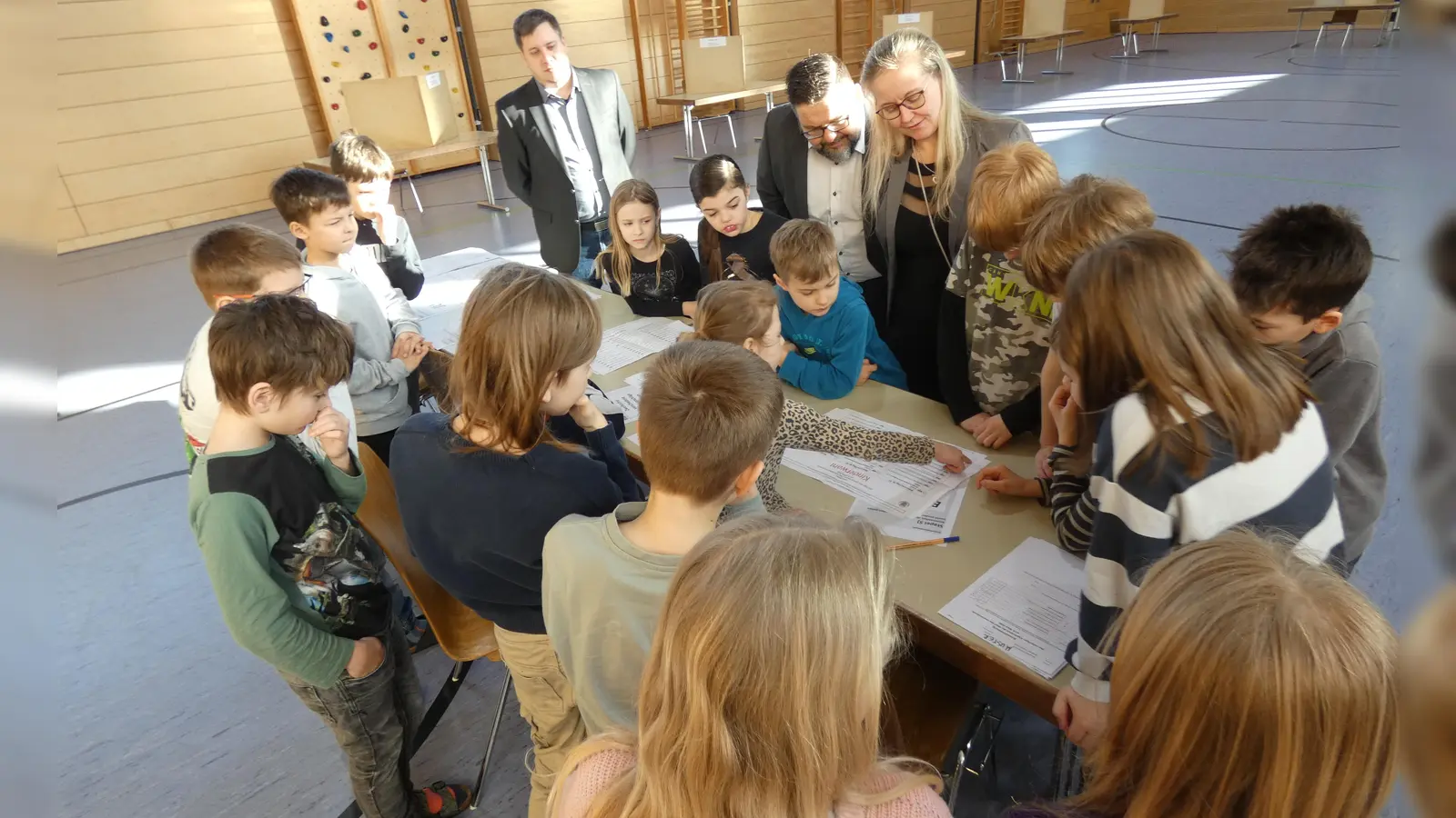 Großes Interesse an der Kinderwahl an der Grundschule Immenreuth. (Bild: Kerstin Schinner)