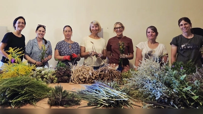 Teamwork beim gemeinsamen Binden der Kräuterbüschel.  (Bild: Corinna Zintl)
