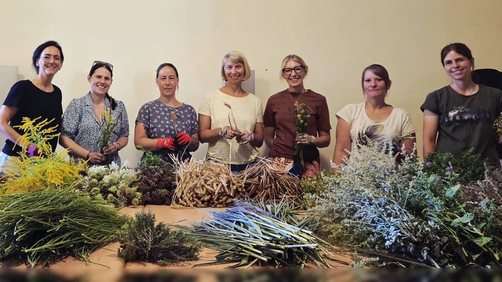 Teamwork beim gemeinsamen Binden der Kräuterbüschel.  (Bild: Corinna Zintl)