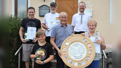 Von den Gewinnerteams Manfred Hentschel (v.l.), Lukas Wagner, Reinhard Roth, Bürgermeister Erwin Geitner, Schützenmeister Thomas Graf und die neue Marktmeisterin im Schießen, Siglinde Huger aus Vilswörth. (Bild: Michael Rabenhofer)