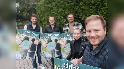Die JU-Kreistagsfraktion bei der Plakataktion zum Schulanfang. Von Links nach Rechts: Kreisrat Jürgen Leißner, Fraktionsvorsitzender Jonas Dittrich, Kreisrat Christian Trummer, Bürgermeisterin Elisabeth Gruber, JU-Kreisvorsitzender Henner Wasmuth (Bild: Henner Wasmuth)