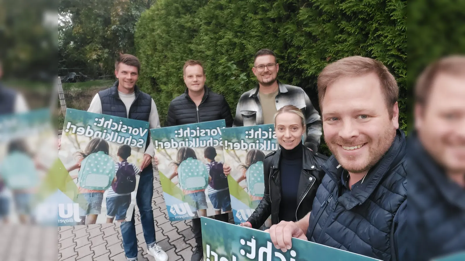 Die JU-Kreistagsfraktion bei der Plakataktion zum Schulanfang. Von Links nach Rechts: Kreisrat Jürgen Leißner, Fraktionsvorsitzender Jonas Dittrich, Kreisrat Christian Trummer, Bürgermeisterin Elisabeth Gruber, JU-Kreisvorsitzender Henner Wasmuth (Bild: Henner Wasmuth)
