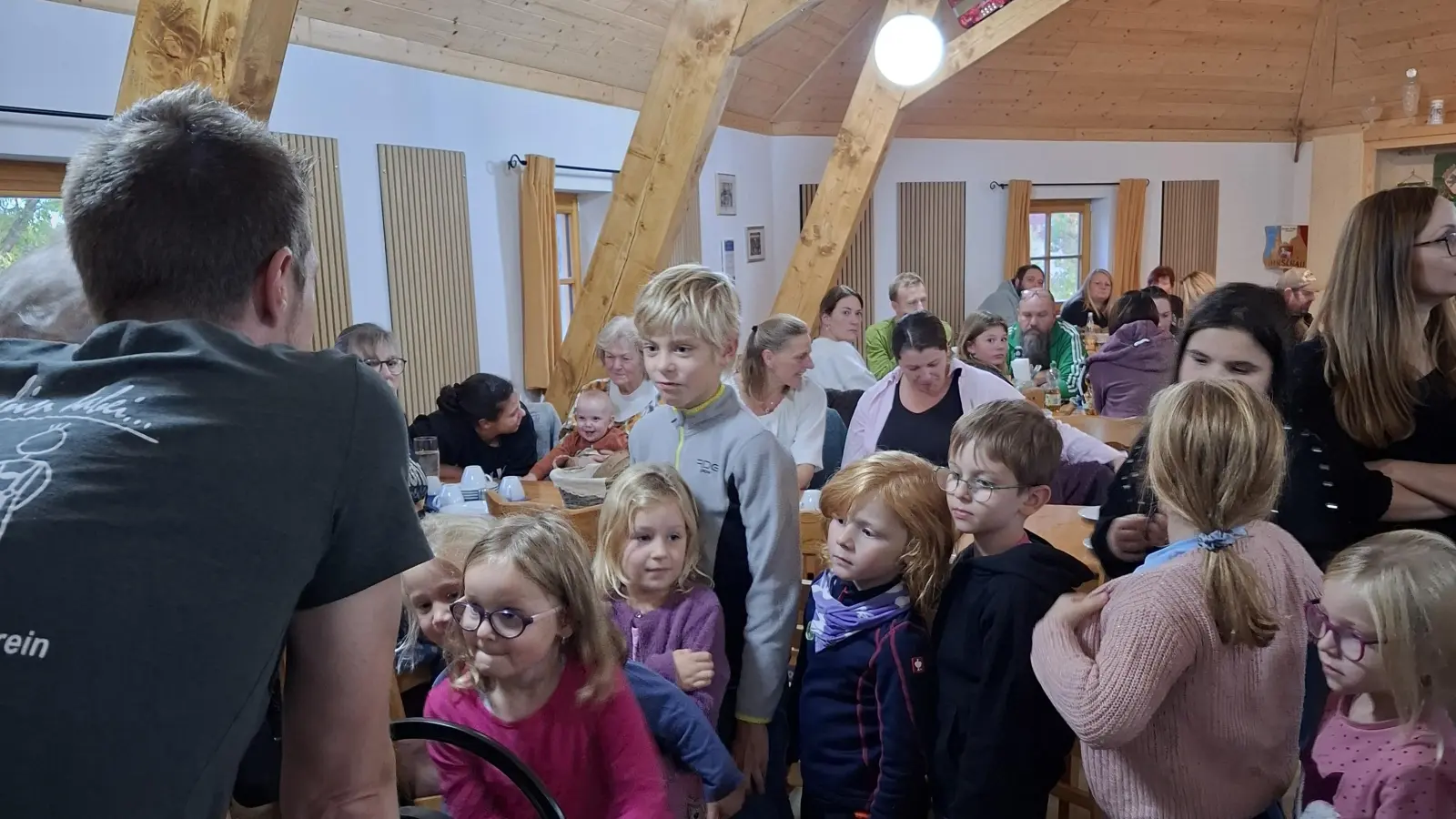 Schlange stehen - jeder möchte einmal am Butterfass drehen (Bild: Martina Dolles)