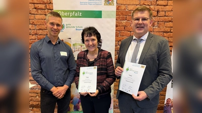 Die Grund- und Mittelschule Pressath wurde als „Gute gesunde Schule“ ausgezeichnet: Moderator Dominik Eckert, Ulrike Neiser und Holger Popp mit den Urkunden (Bild: Matthias Balk )