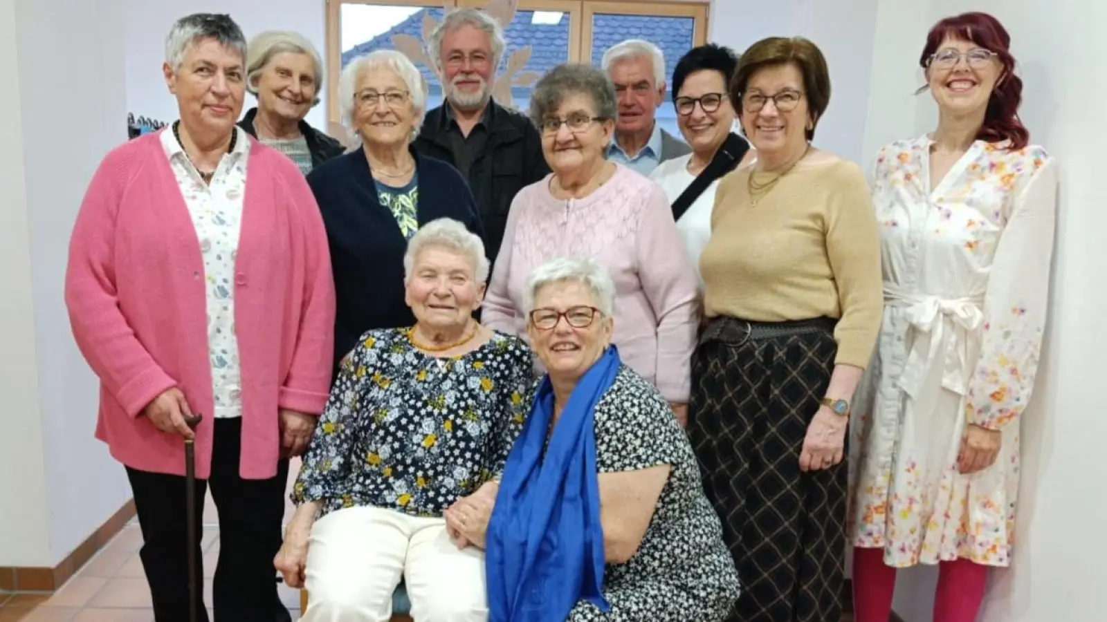 Vorne mitte: Berta Kliebhan, Christine Pfeiffer. Von links nach rechts: Doris Landgraf, Annemarie Müller, Gisela Mann, Pf. Edmund Prechtl, Ilse Wiesner, Josef Kämpf, Claudia Melchner und Monika Stopfer. (Bild: Carola Meier)