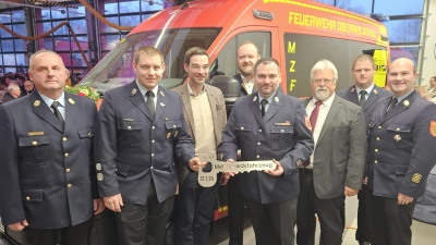 Bürgermeister Sebastian Hartl übergibt gemeinsam mit den Ehrengästen den symbolischen Schlüssel für das neue Mehrzweckfahrzeug an Kommandant Johannes Kres.  (Bild: Sebastian Weig)