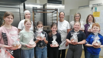 Die Firmkinder der Pfarrei Waldsassen haben ihm Rahmen eines Firmprojekt in der Bäckerei Rosner gemeinsam Guglhupf gebacken (Bild: Stefanie Riedl)