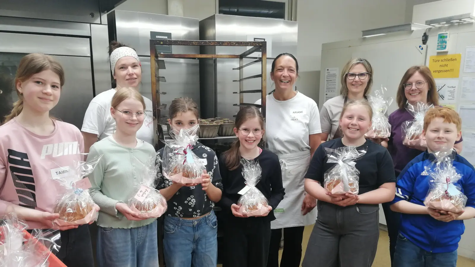 Die Firmkinder der Pfarrei Waldsassen haben ihm Rahmen eines Firmprojekt in der Bäckerei Rosner gemeinsam Guglhupf gebacken (Bild: Stefanie Riedl)