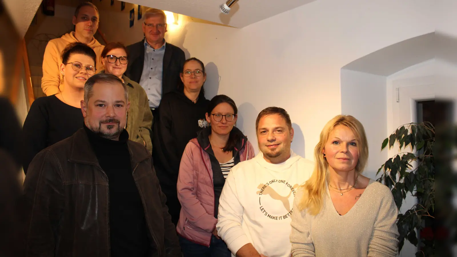 Der neu gewählte Elternbeirat für das Kindergartenjahr 2025/26 mit Leiterin Sabine Schöpf-Schreiber und Bürgermeister Johannes Reger. (Bild: Martina Englert)