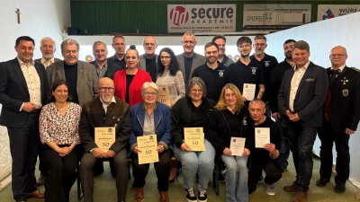 Die Geehrten und Ehrengäste bei der Jahreshauptversammlung der SG Alpenrose vor dem neuen Schießstand der Blasrohrabteilung. (Bild: Sabine Bodensteiner)