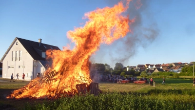 Hoch loderten die Flammen des Kaltenbrunner Johannisfeuers (Bild: Siegfried Bock)