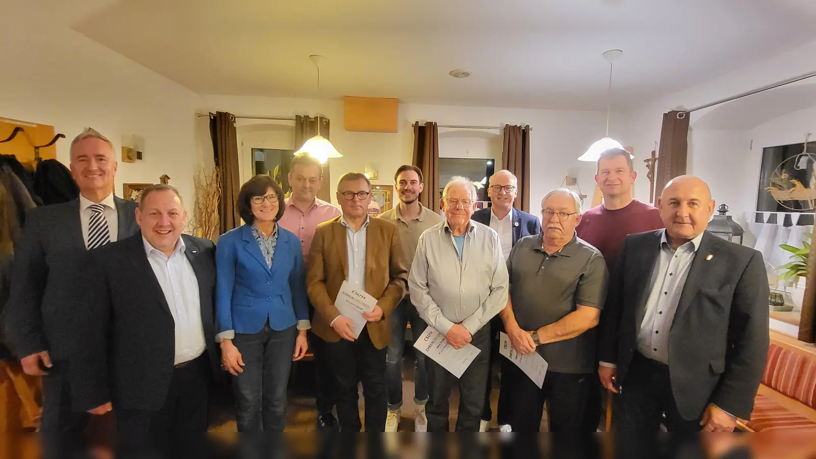 Die CSU Süß ehrt langjährige Mitglieder (von links): MdL Dr. Harald Schwartz, Ortsvorsitzender Uwe Friedrich, 3. Bürgermeisterin Evi Höllerer, Ronald List, Manfred Wendl, Michael Kreft, Hans Ströhl, Bürgermeister Bernhard Lindner, Georg Geilersdörfer, Bürgermeisterkandidat Dominik Sachsenhauser und 2. Bürgermeister Georg Götz (Bild: Uwe Friedrich)