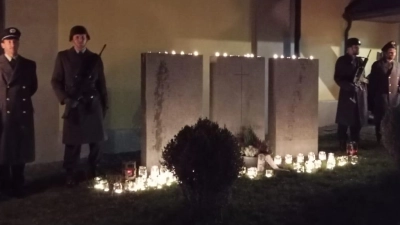 Vertreter der KSK Niedermurach und der Oberviechtacher Grenzlandkaserne am Kriegerdenkmal in Niedermurach zum Volkstrauertag. (Bild: Josef Straller)