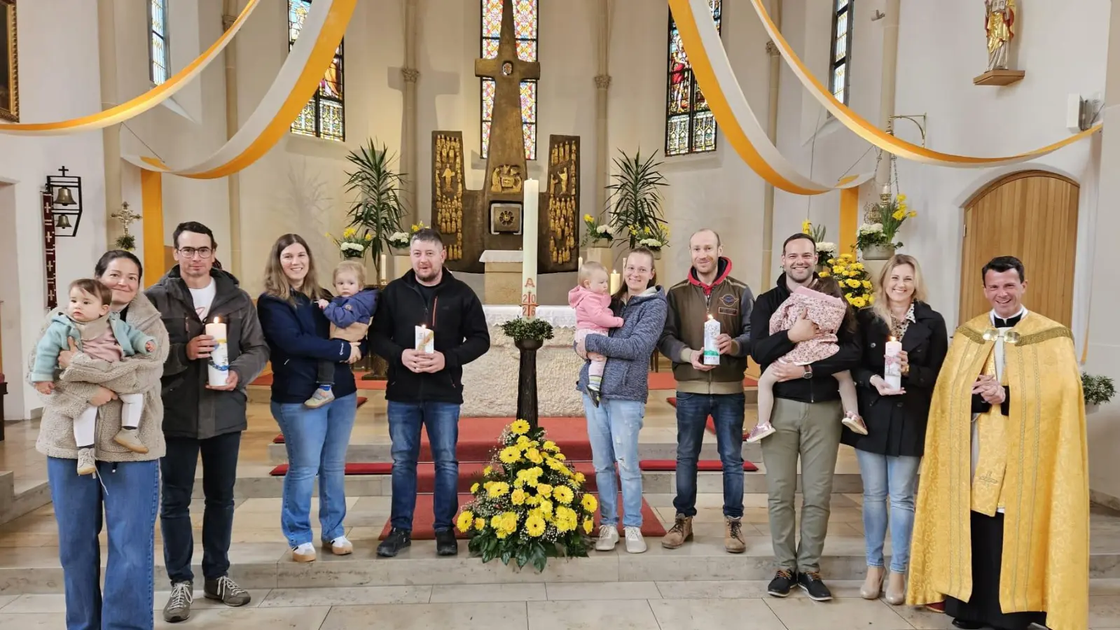 Tauffamilien der Pfarreiengemeinschaft mit Pfarrer Thomas Kohlhepp. (Bild: Josef Grasser)