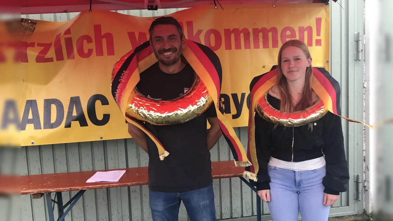 Strahlender Gesamtsieger des 52.ADAC Clubslalom des MSC Wiesau.Manuel Buchner vom MTC Waldkirchen(links) Beste Dame wurde Leni Reithmeier vom AC Waldershof (Rechts) (Bild: Karl-Heinz Dietrich )