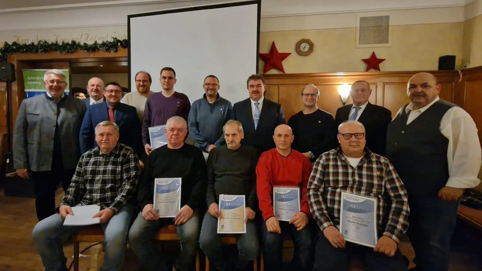 Zum Jahresende wurden noch einige Schiedsrichter für ihre langjährige Tätigkeit ausgezeichnet: v.l. stehend BV Thomas Graml, KJL Klaus Meier, BSO Markus Weigert, Mario Gurdan (15 Jahre, TuS Rosenberg), Michael Höllriegl (10 Jahre, TuS Hohenburg), Sven Ertel (10 Jahre, SSV Paulsdorf), KV/KSL Albert Kellner, Karlheinz Engelhardt (10 Jahre, SV Hahnbach), KSO Willi Hirsch, Obmann Thomas Gebele - sitzend v.l. Toni Münch (15 Jahre, SC Germania Amberg) , Josef Schneider (20 Jahre, SGS Amberg), Josef Schierlinger (30 Jahre, SV Kauerhof), Andreas Gossmann (15 Jahre, SGS Amberg), Gerhard Stache (15 Jahre, TuSWE Hirschau). (Bild: Heike Kraft)