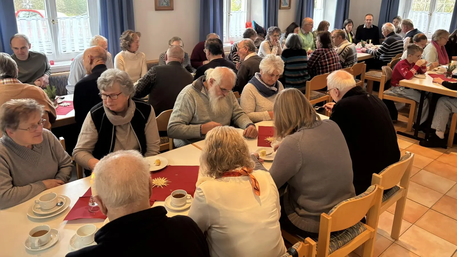 Am ersten Advent war der Pfarrsaal in Wilchenreuth bis auf den letzten Platz besetzt (Bild: Linda Schmauß)