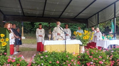 Pfarrer Heinrich Rosner zelebrierte den Festgottesdienst auf dem Wolfringer Berg. (Bild: Franz Ziegelmeier)