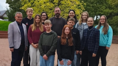 Die neu gewählten Schülersprecherinnen und Schülersprecher der Pfalzgraf-Friedrich-Mittelschule gemeinsam mit der Schulleitung und den Vertrauenslehrkräften. (Bild: Annika Birner)