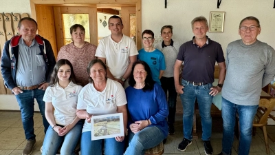 Mitglieder und Vorstandschaft des Förderkreis Freibad Friedenfels, stehend hinten von links: Walter Schraml, Melanie Kohl, Julian Fleischmann, Martina Zanner, Barbara Kaßeckert, Markus Münchmeier und Bürgermeister Oskar Schuster, sitzend vorne von links: Christina Fleischmann, Lisa Rauh und Patricia Henze. (Bild: Gerald Trummer)