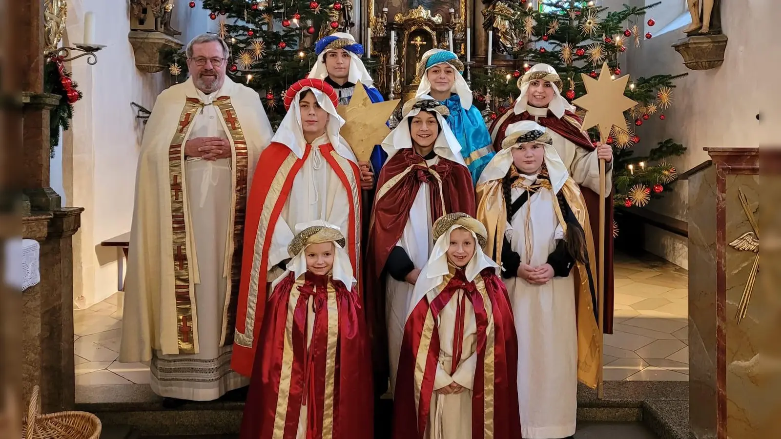 Pfarrer Markus Ertl mit den Ministrantinnen und Ministranten der Pfarrei St. Anna Wernberg. (Bild: Petra Hartinger)