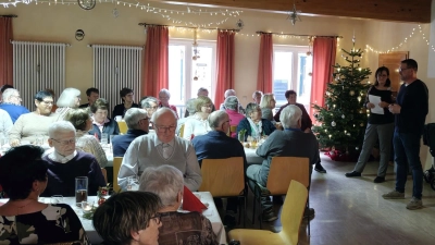 Im Bild rechts die Seniorenbeauftragte Ramona Zeitler und Bürgermeister Stephan Schübel mit seinen Grußworten von der Gemeinde. (Bild: Markus Renner)