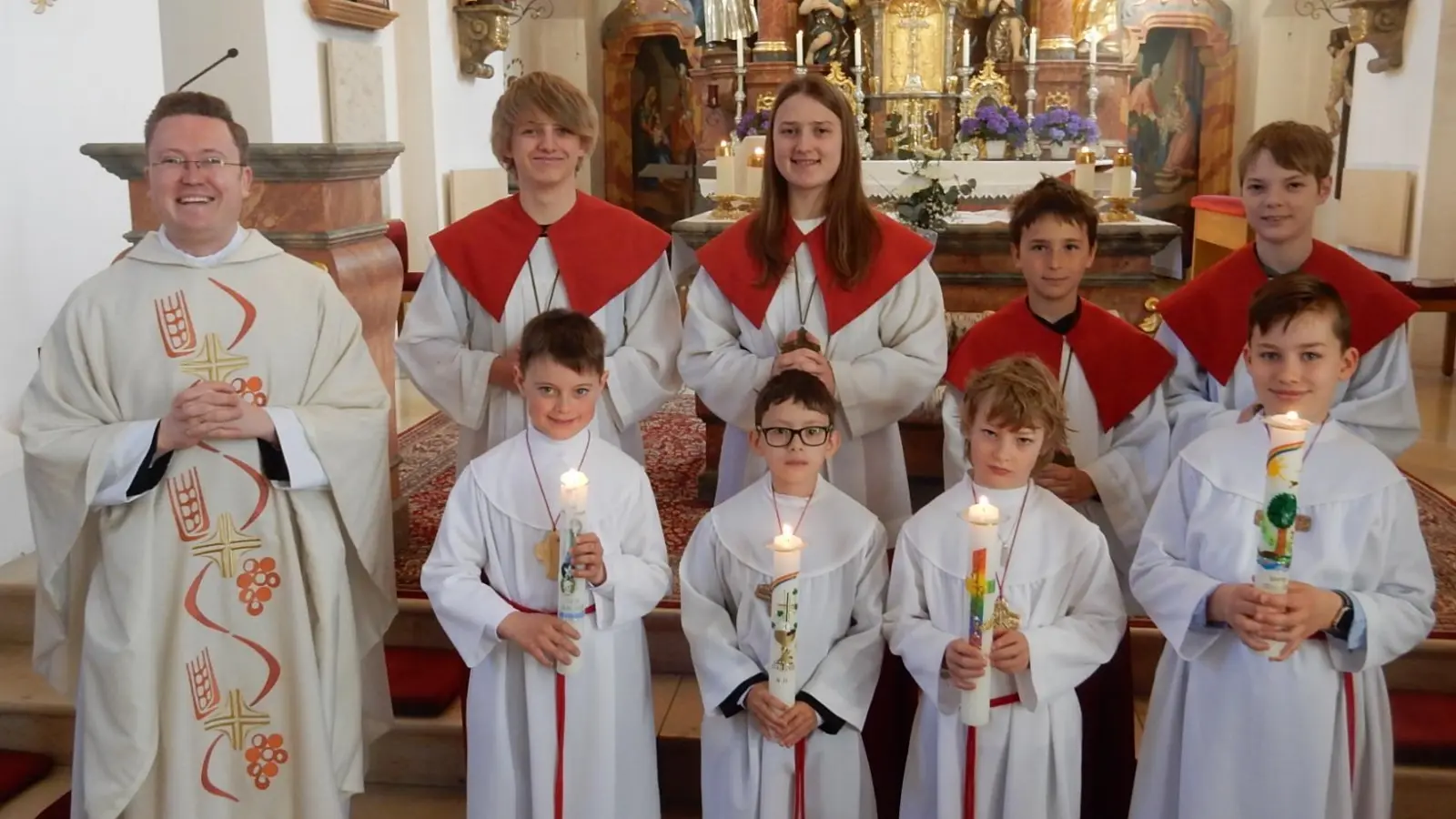 Auf dem Bild von links nach rechts: Herr Alexander, Ministranten David Schmidt, Magdalena Härtl, Linus Scharnagl und Leonhard Siller (hintere Reihe). Vordere Reihe: Elias Gradl, Noel Reiß, Ludwig Preisinger und David Forster. (Bild: Gerlinde Forster)