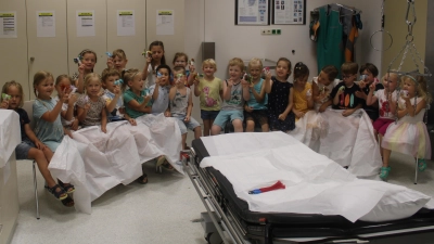 Im Gipsraum zeigen alle Kinder stolz ihre Gipsfingerpuppe. (Bild: Martina Dolles)