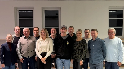 Die neugewählte Vorstandschaft des Heimatverein Theuern mit Bürgermeisterin Elisabeth Gruber (links) und Ehrenvorstand Herbert Breitkopf (rechts) (Bild: Lukas Pronath)