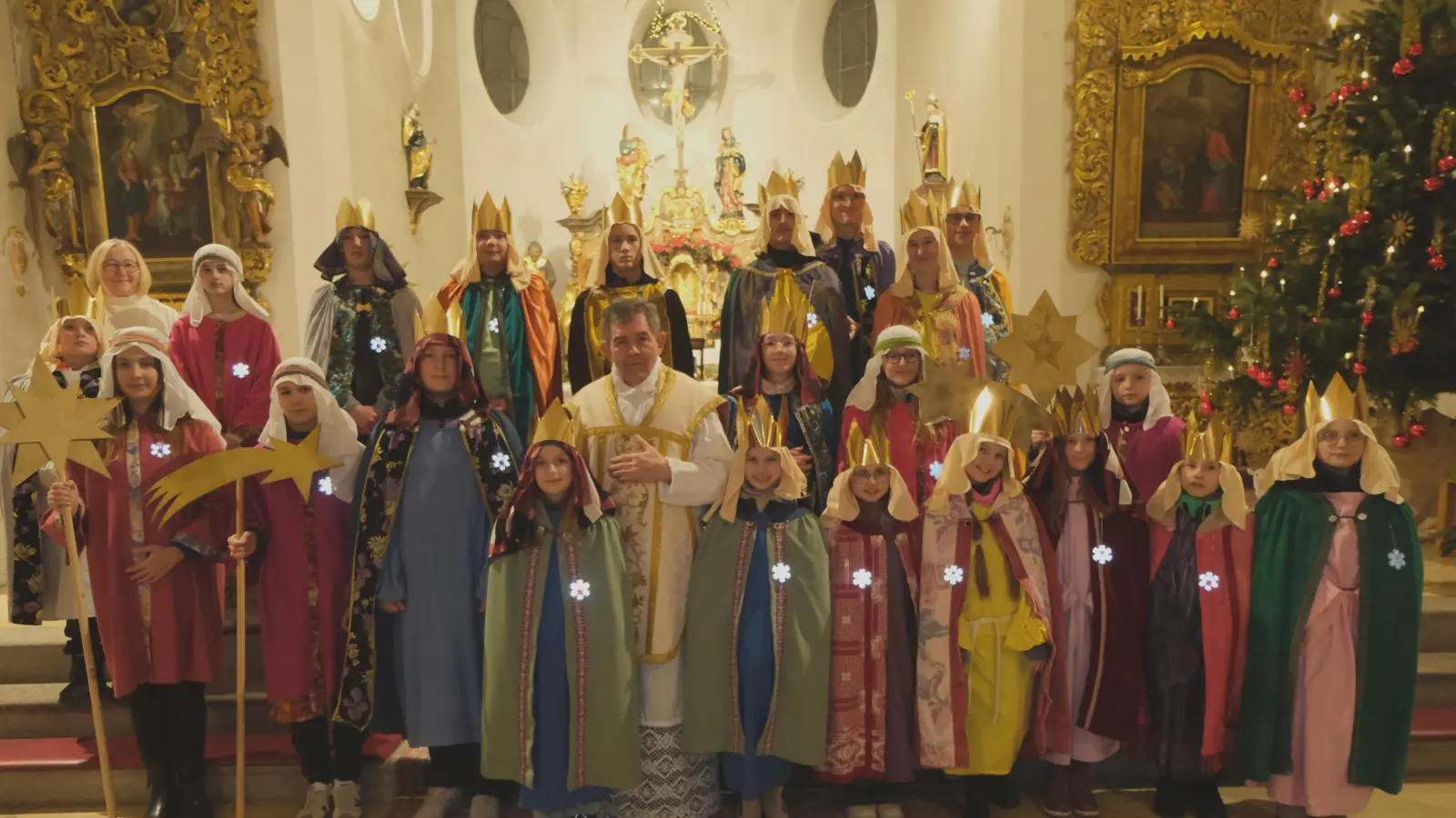 Mit ihren schmucken Gewändern besuchen die Heiligen Drei Könige die Häuser von Markt und Land und schreiben das „CBM 2026“ an die Türen. (Bild: Fred Lehner)