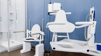 Hilfen für ein barrierefreies Badezimmer werden in den Austellungsräumen des Hauses für Barrierefreiheit gezeigt. Das Haus wurde am 22.September 2022 eröffnet. +++ dpa-Bildfunk +++ (Bild: Axel Heimken)