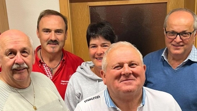 Vorsitzender Franz Voith (hinten links) gratulierte den Gewinnern beim Preisherzeln des Bergg'moi-Theatervereins Muglhof. (Bild: ror)