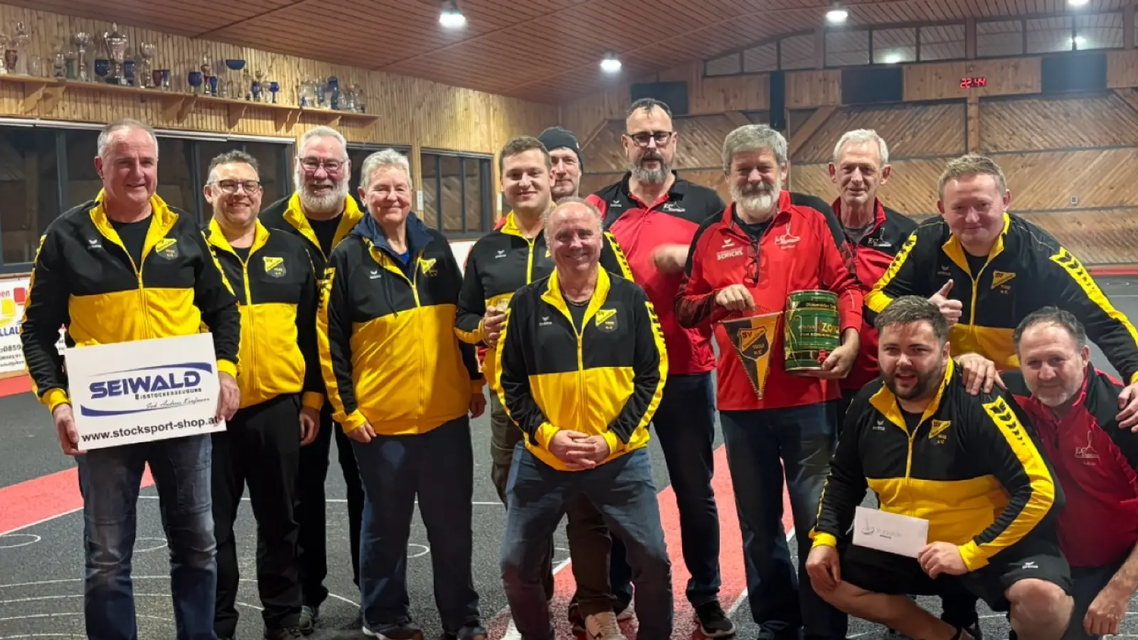 Einen Wimpel des SV Steinmühle und Oberpfälzer „Zoiglbier” überreichten die Steinmühler Eisstockschützen Vertretern des EC Wegscheid als Dank und Anerkennung für die nette Gastfreundschaft in der Stockhalle des EC Wegscheid.  (Bild: Tobias Santl)