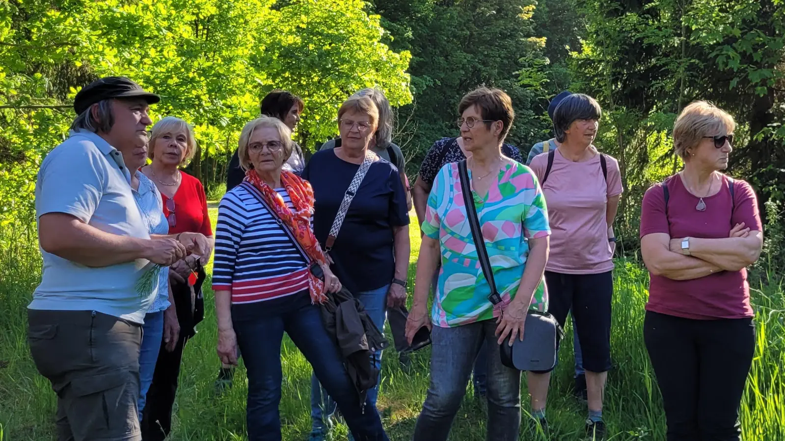 Harald Hertel führte die Frauen der Vitagruppe des KDFB Waldsassen durch die artenreiche Vegetation (Bild: Gerhild Peukert-Hertel)