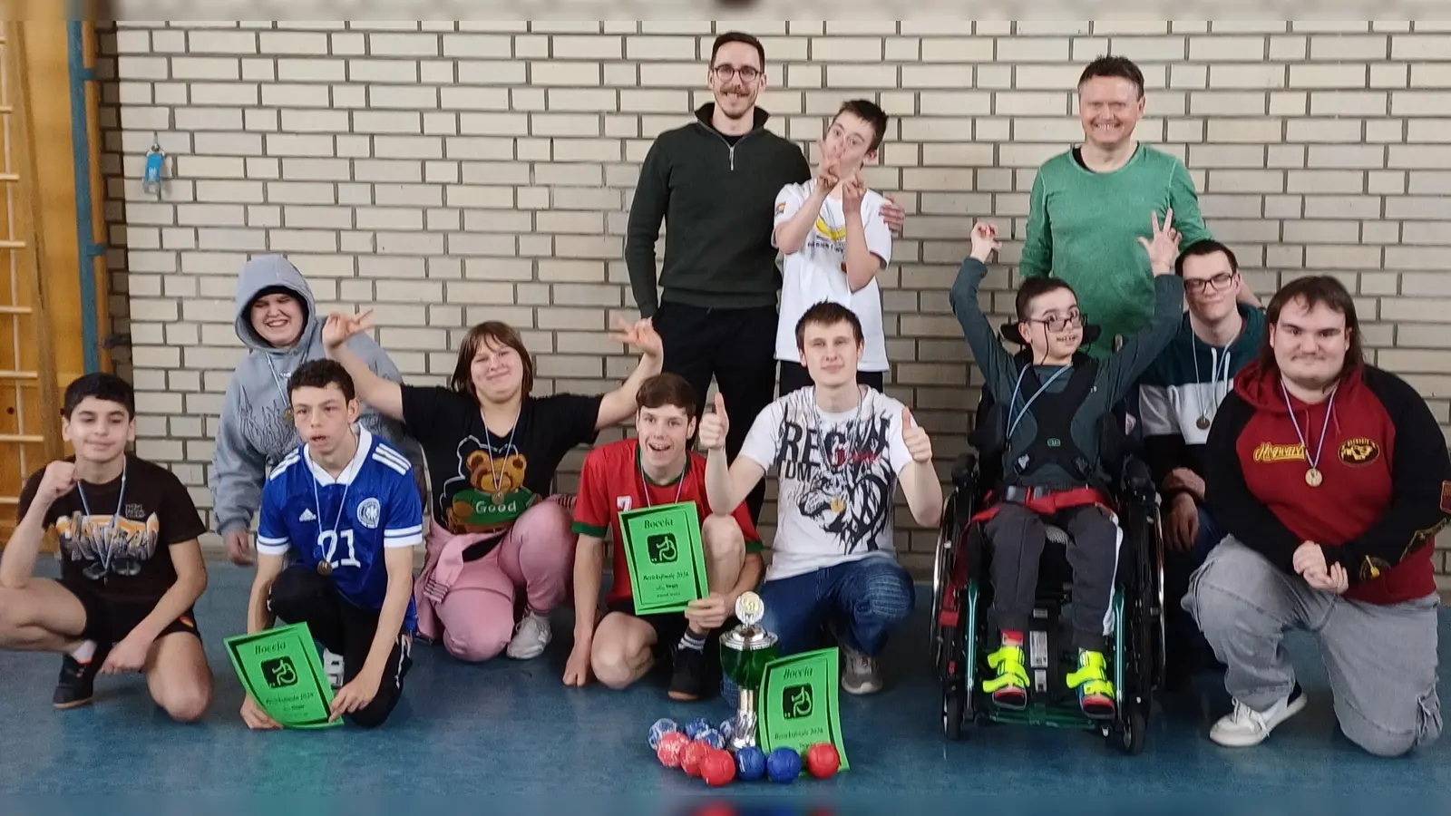 Mit Freude und Begeisterung kämpften alle Schülerinne und Schüler der 36 Mannschaften bei den Bocciaturnieren. Den Bezirksmeistertitel der Förderschulen mit Schwerpunkt geistige Entwicklung errang die Schule am Kleefeld Irchenrieth. Unsere Aufnahme zeigt die Bezirkssieger aus den Klassen 8 (Mittelschule) und BS 2 (Berufsschule) mit Turnierleiter Markus Schuller (hinten rechts stehend). (Bild: Albert Gruber)