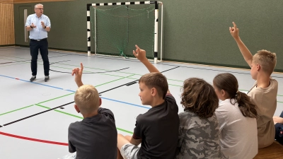 Die Schüler hatten viele Fragen an Herrn Scharf. (Bild: Lisa Saradeth)