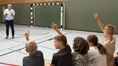 Die Schüler hatten viele Fragen an Herrn Scharf (Bild: Lisa Saradeth)